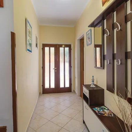 Holiday home Lovely In Topid With Kitchen Veligolji